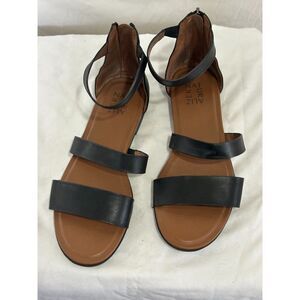 Naturalizer Women's Tish Flat Black Sandal Size 8 Ankle Strappy Back Zip Leather